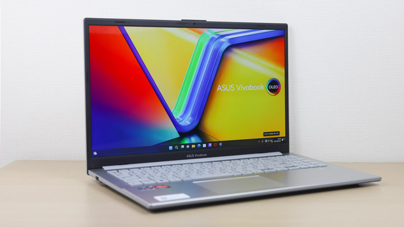 ASUS Vivobook Go 15 OLED 左斜め前から