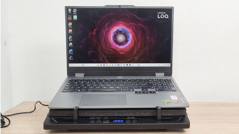 llano V10 2024年モデル 15.6インチのノートパソコンを載せた画像