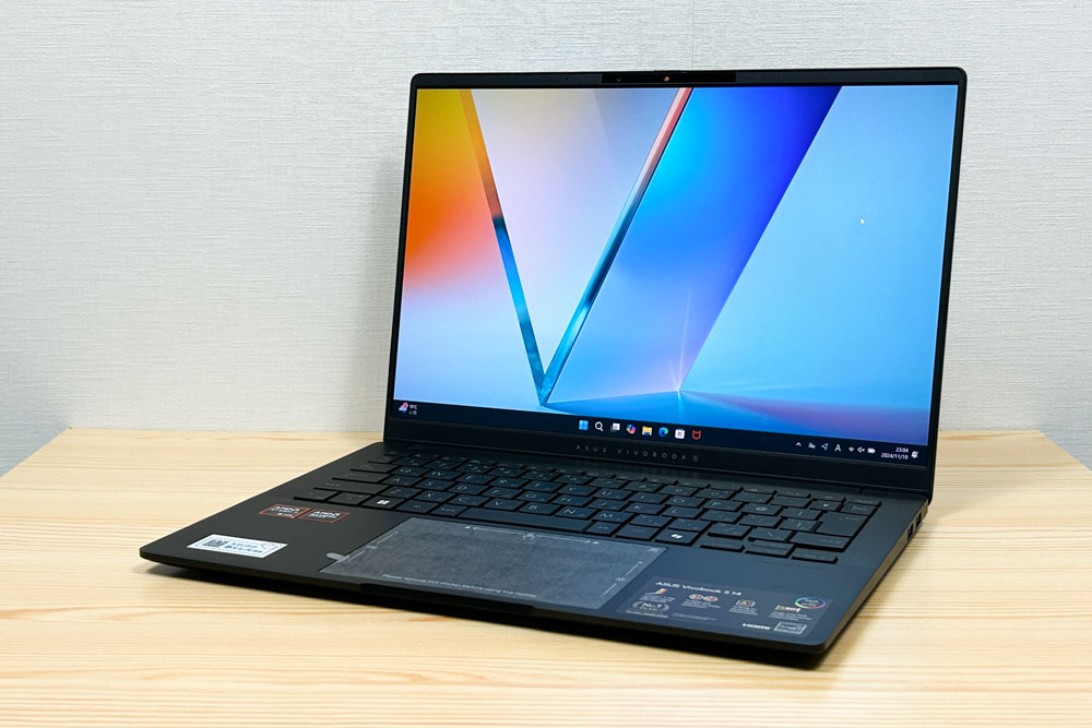 ASUS Vivobook S 14 OLED(M5406WA) 右斜め前から