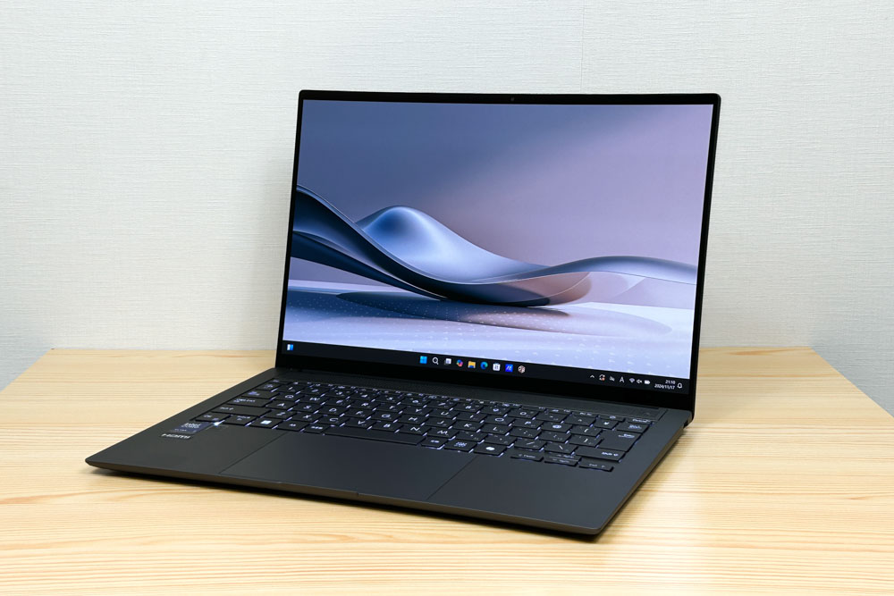 ASUS Zenbook S 14(UX5406) 右斜め前から