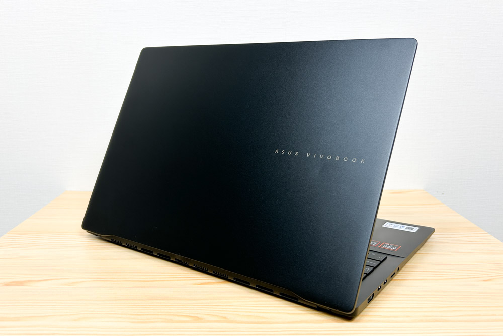 ASUS Vivobook S 16 OLED (M5606) 後ろ