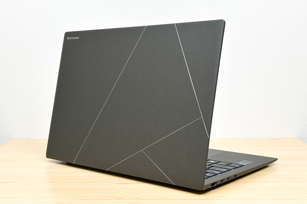 ASUS Zenbook S 14(UX5406) 後ろから