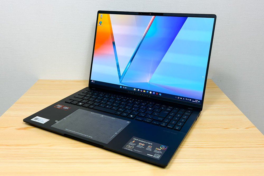 ASUS Vivobook S 16 OLED (M5606) 右斜め前から