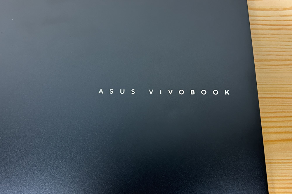 ASUS Vivobook S 16 OLED (M5606) CNN彫刻のロゴ