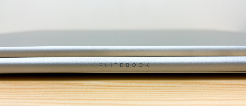 HP EliteBook 840 G11 ヒンジ部分のロゴ