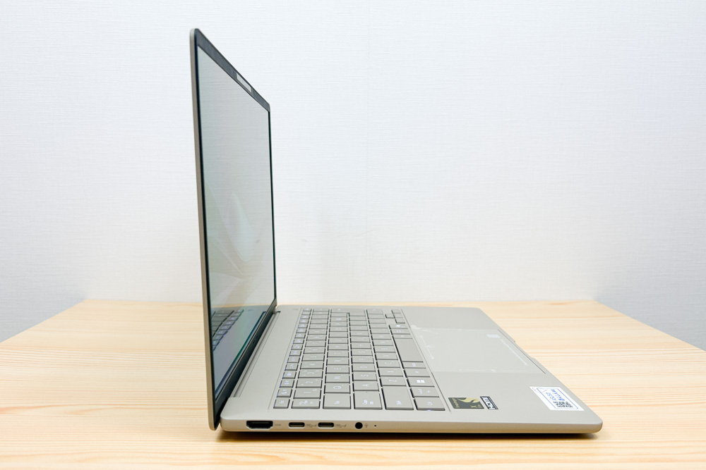 ASUS Zenbook SORA 真横から