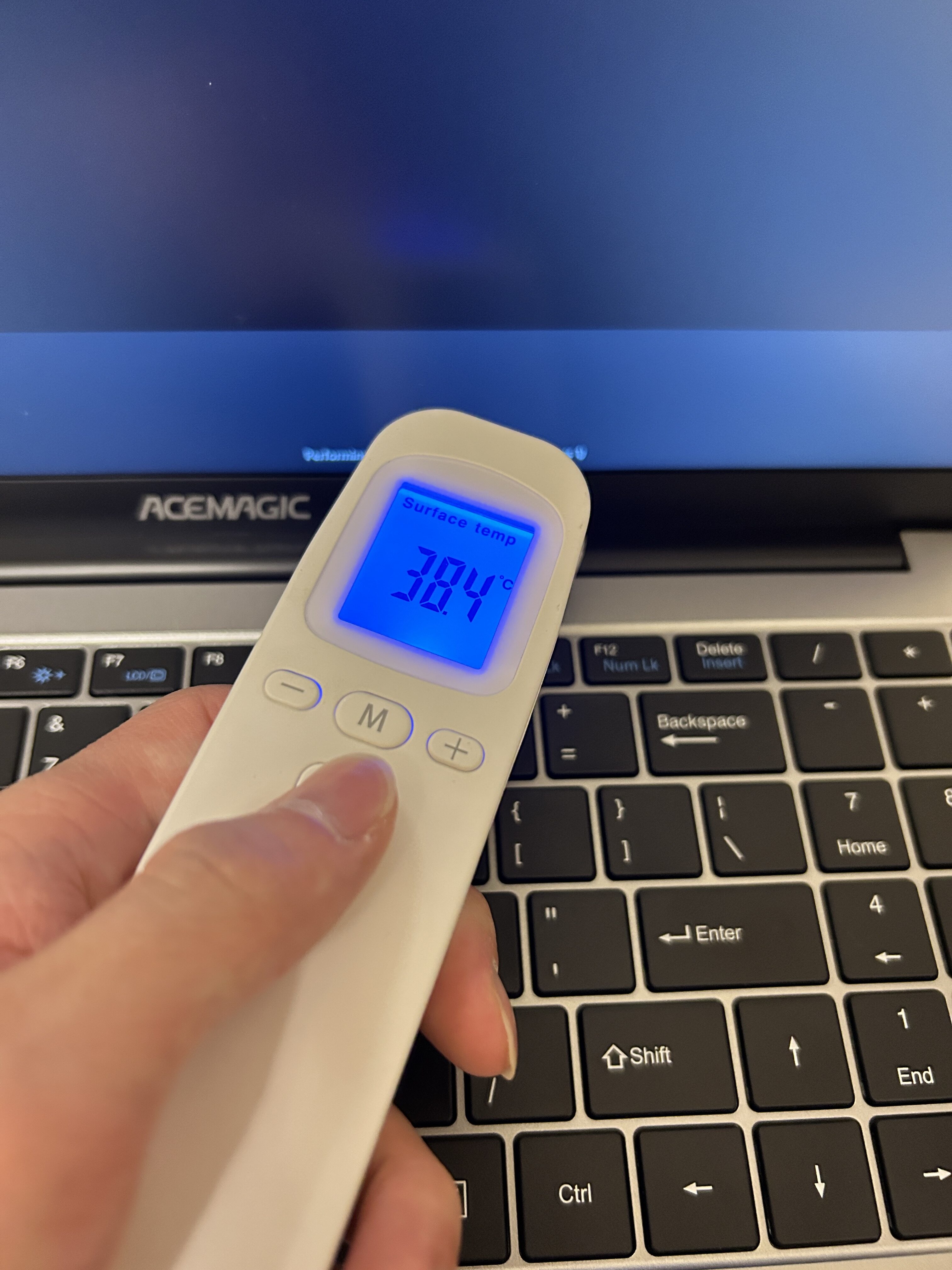 ACEMAGIC AX15 ベンチマーク実行時のPC表面温度