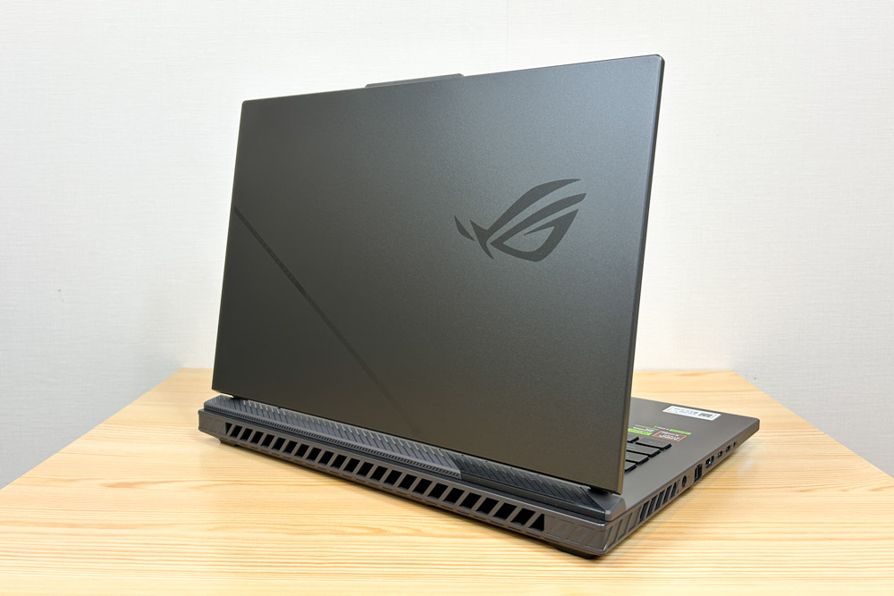 ASUS ROG Strix G16 (2025) G614 背面