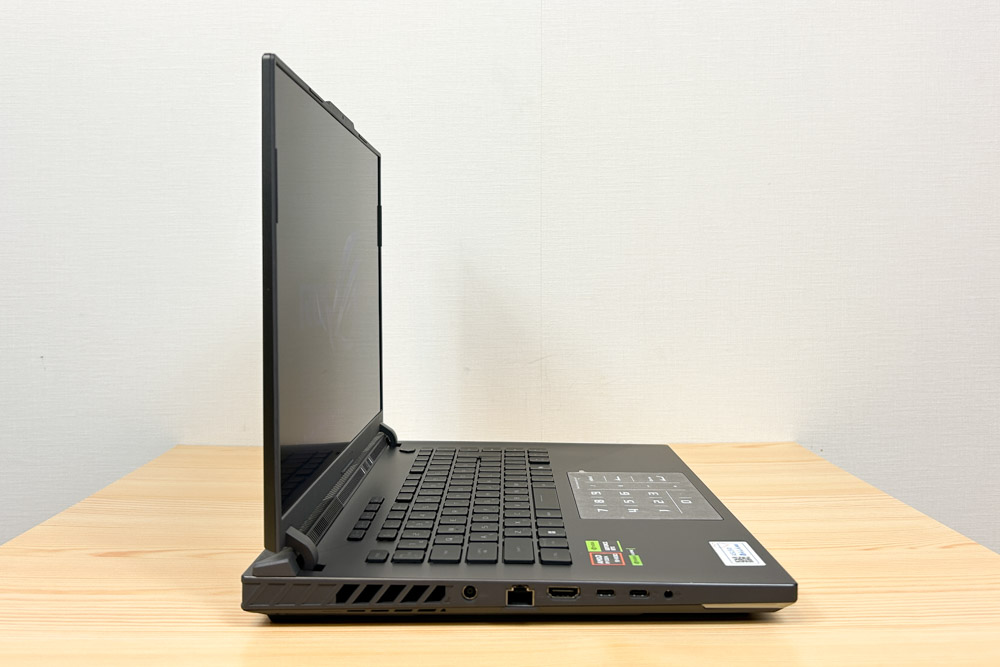 ASUS ROG Strix G16 (2025) G614 横から