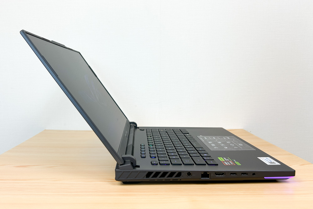 ROG Strix G16 (2025) G614 ディスプレイが開く最大角度