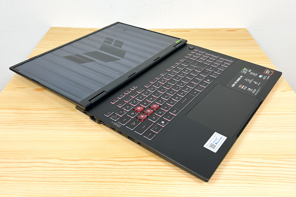 ASUS TUF GAMING A16 2025 180度開くディスプレイ