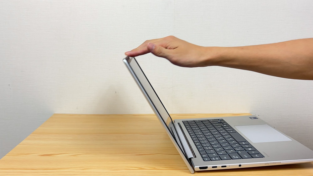 HP EliteBook 8 G1i 14 片手で開けることができるディスプレイ