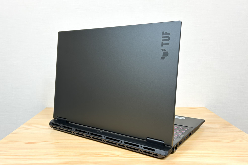 ASUS TUF GAMING A16 2025 背面