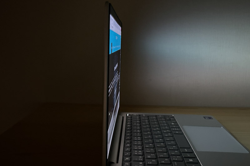 EliteBook 8 G1i 13 視野角のチェック　真横から