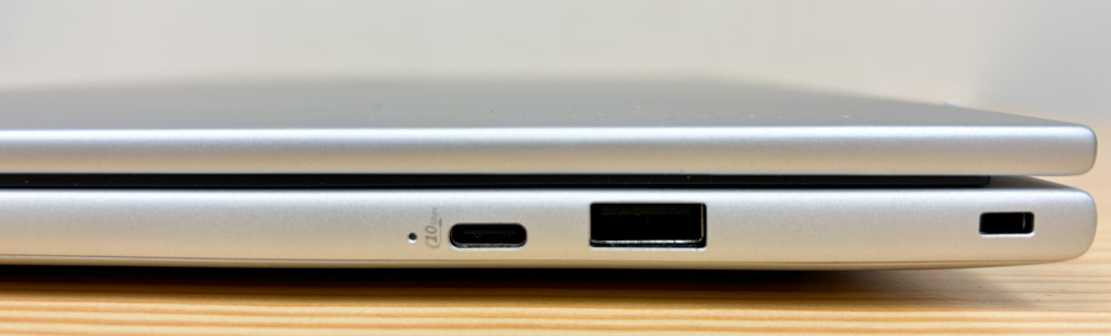 HP EliteBook 8 G1i 14 右側面インターフェイス