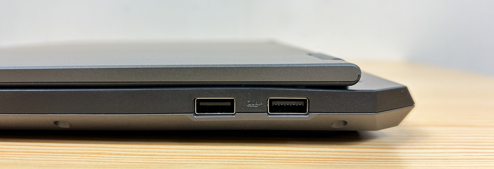 ASUS TUF GAMING A16 2025 右側面インターフェイス