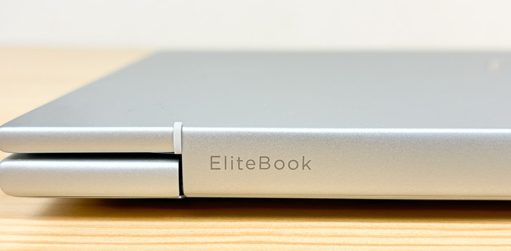 HP EliteBook 8 G1i 14 ヒンジ部分にあるロゴ