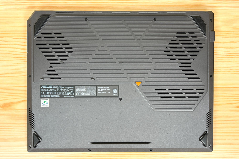 ASUS TUF GAMING A16 2025 底面