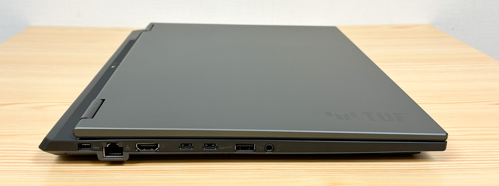 ASUS TUF GAMING A16 2025 横から
