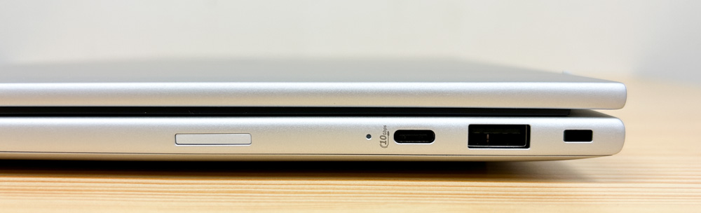 EliteBook 8 G1i 13 右側面インターフェイス