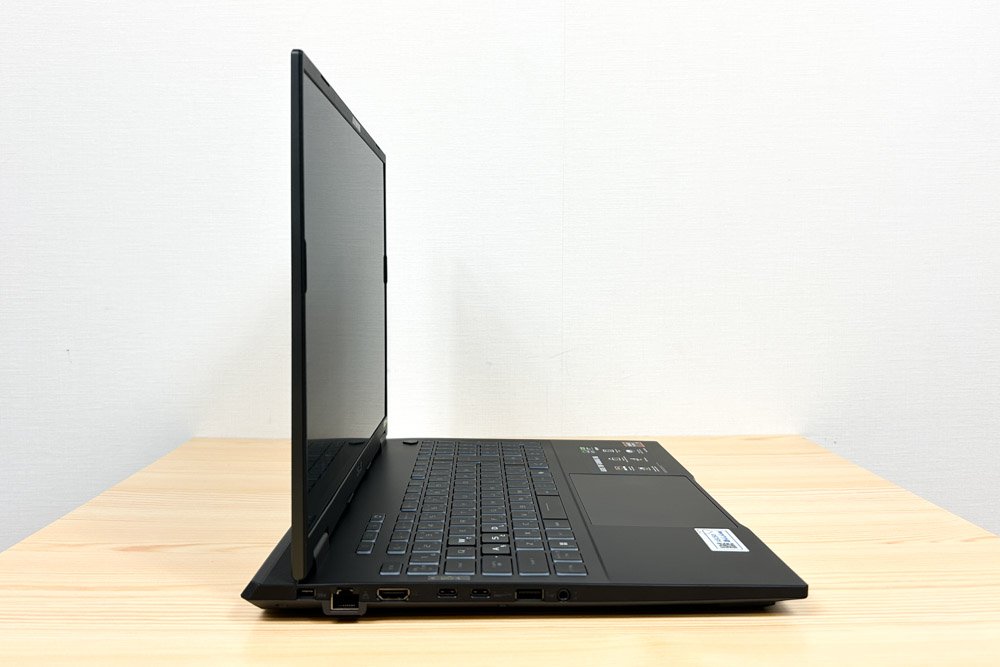 ASUS TUF GAMING A16 2025 横から