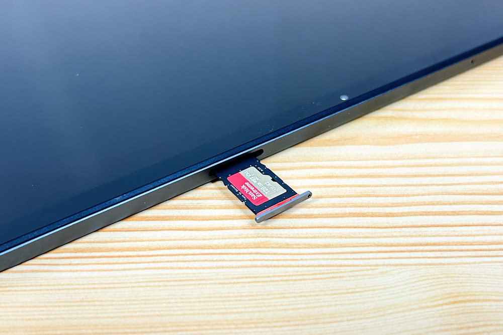 NEC Lavie Tab T11 2025年春モデル microSDカードを搭載可能