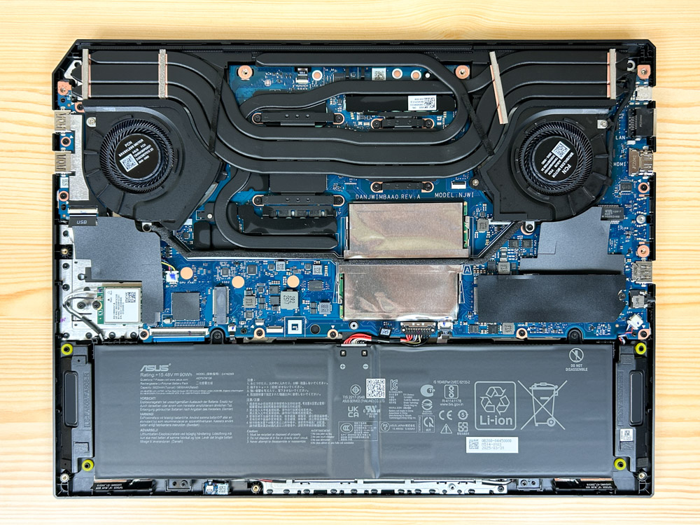 ASUS TUF GAMING A16 2025 筐体内部