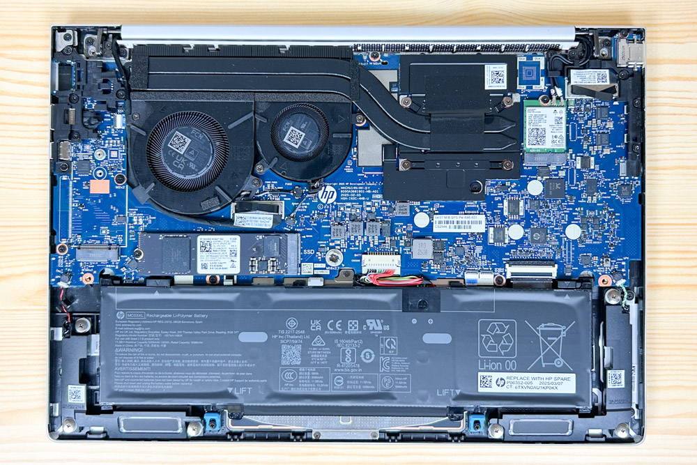 HP EliteBook 8 G1i 14 筐体内部