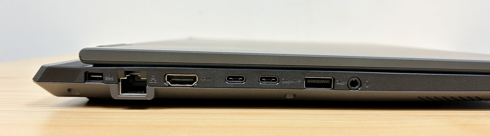 ASUS TUF GAMING A16 2025 左側面インターフェイス