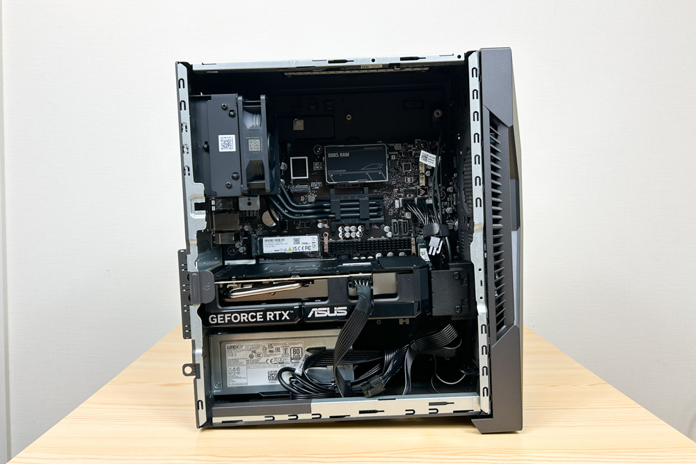 ASUS TUF Gaming T500 左側面パネルを開けた状態