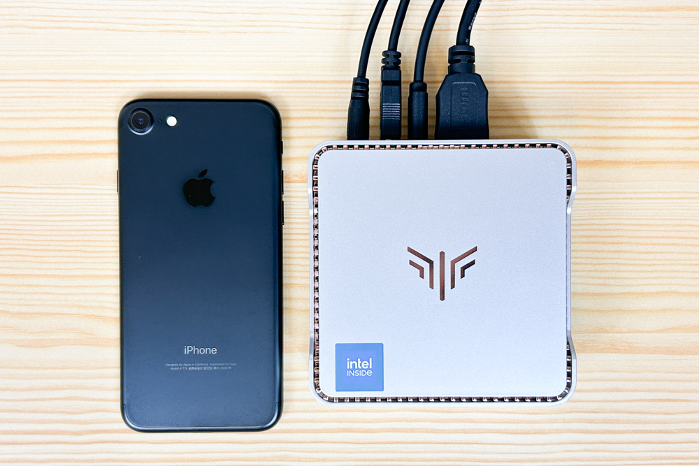NiPoGi E2 スマホと大きさ比較