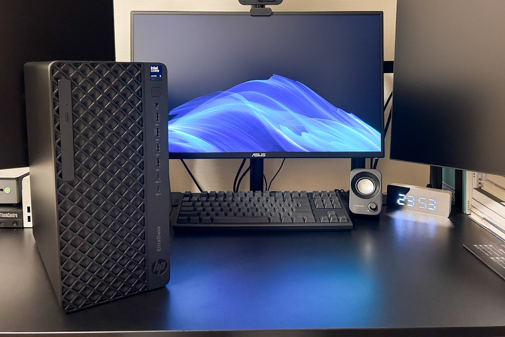 HP EliteDesk 8 Tower G1i Desktop AI PC 机の上に置いた状態