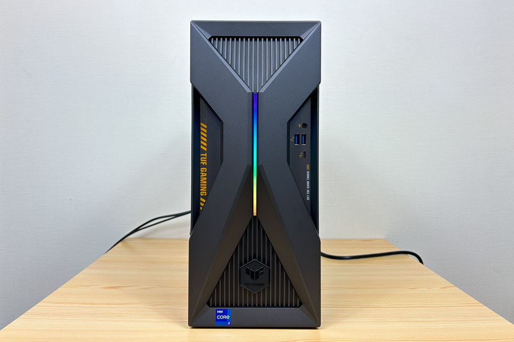 ASUS TUF Gaming T500　正面　ライティングON
