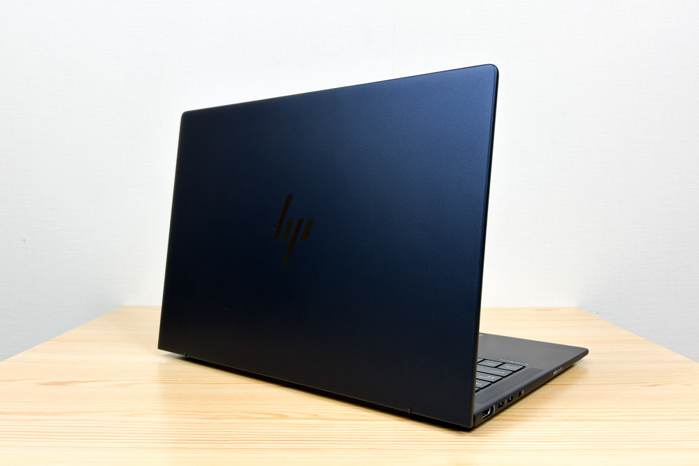 HP EliteBook X G1i 14 AI 背面