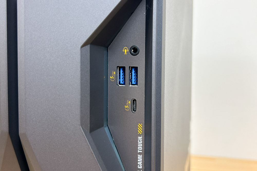 ASUS TUF Gaming T500 前面インターフェイス