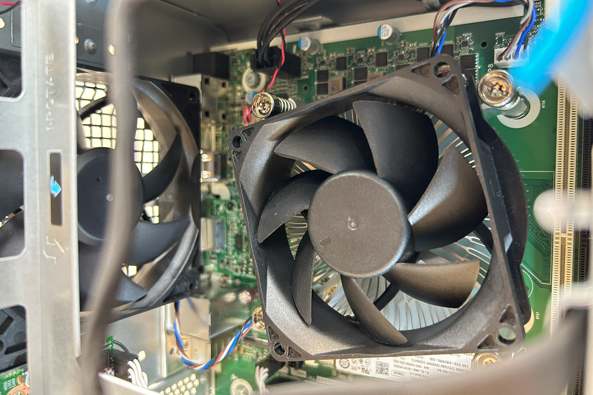 HP EliteDesk 8 Tower G1i Desktop AI PC 筐体内部のファン