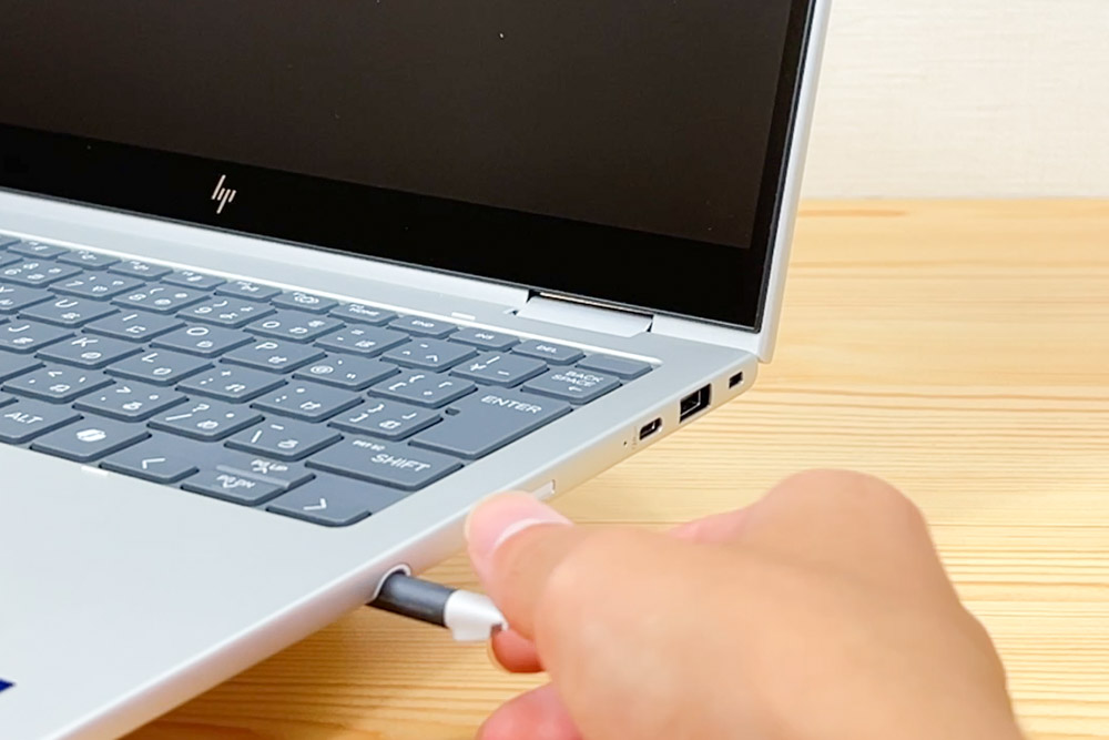 HP EliteBook 8 Flip G1i 13 内蔵アクティブペンを搭載
