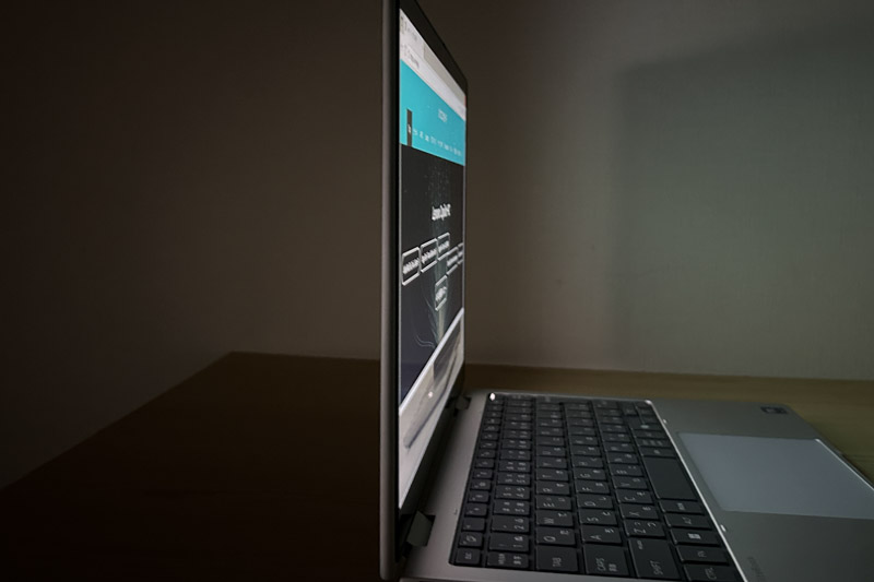 HP EliteBook 8 Flip G1i 13 ディスプレイの視野角チェック　真横から