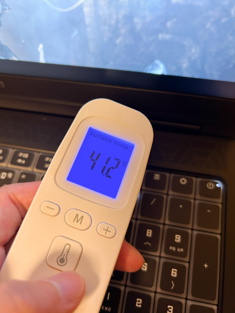 OMEN MAX 16 インテル ベンチマーク実行時のPC表面温度