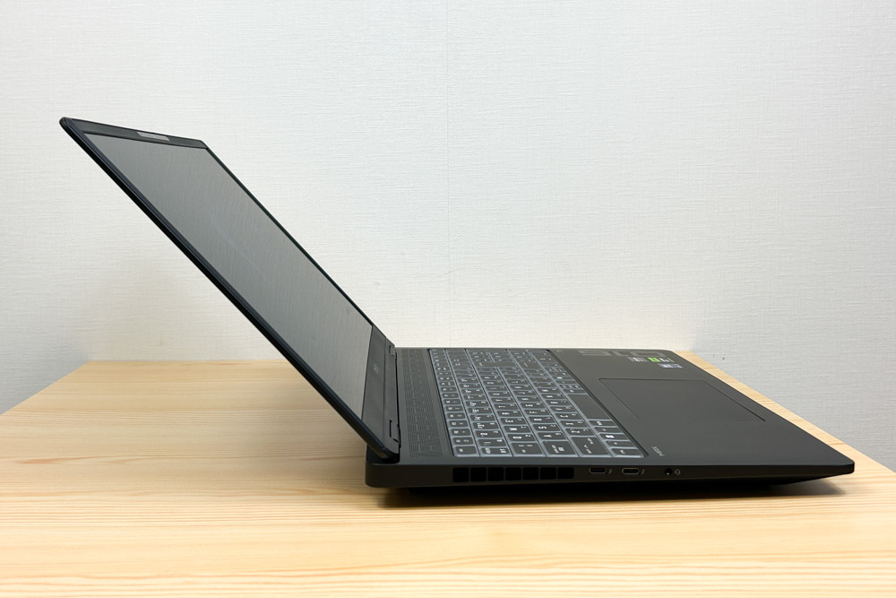 OMEN MAX 16 インテル ディスプレイが開く最大角度