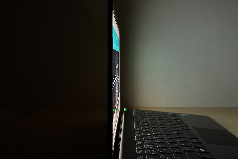 Vaio S13 2025年モデル　ディスプレイ視野角チェック　真横から