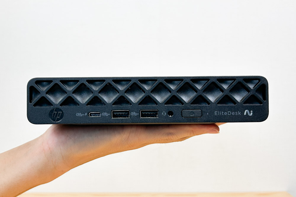 HP EliteDesk 8 Mini G1a Desktop Next Gen AI PC　片手で持てるほどの小さな筐体