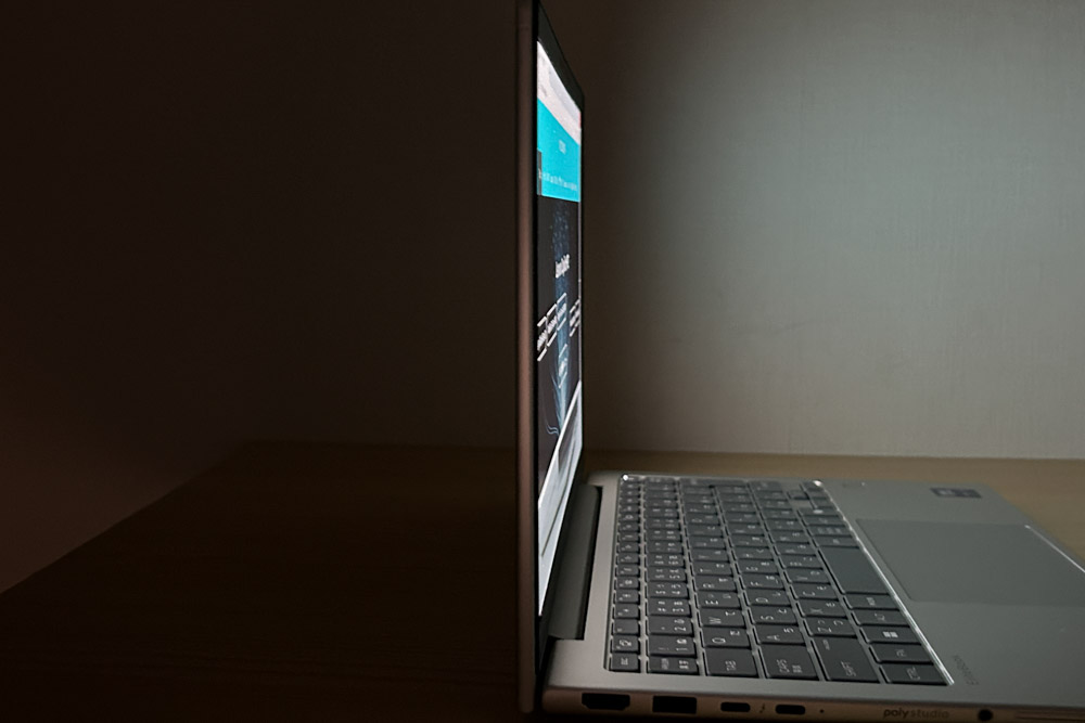HP EliteBook 6 G1i 13 ディスプレイ視野角のチェック　真横から