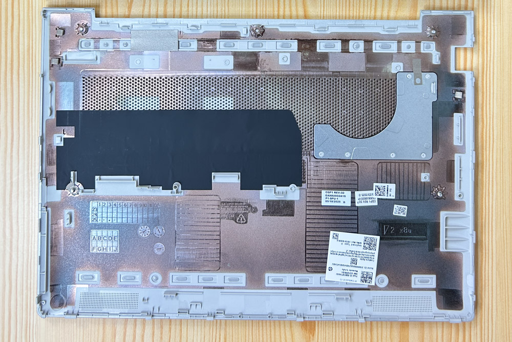 HP EliteBook 6 G1i 13 底面カバー内側