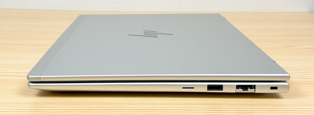 HP EliteBook 6 G1i 13 右側面