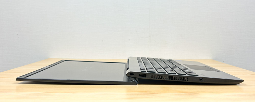 Vaio S13 2025年モデル　180度開くディスプレイ