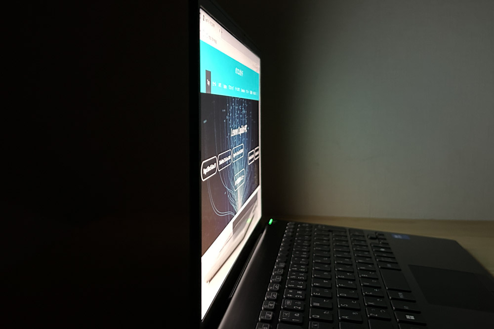 Vaio S13 2025年モデル　ディスプレイ視野角チェック　横から