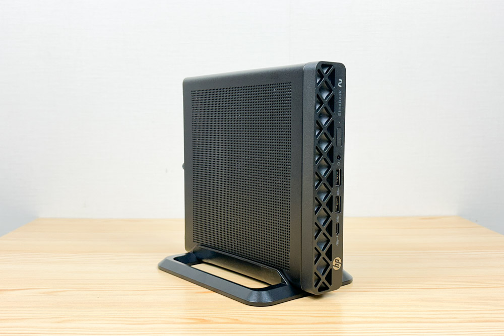 HP EliteDesk 8 Mini G1a Desktop Next Gen AI PCを付属のスタンドに立てた状態