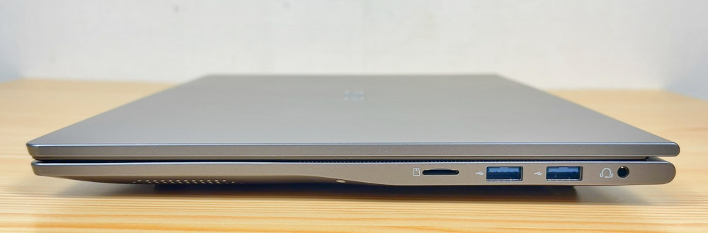 ACEMAGIC LX15Pro 右側面インターフェイス