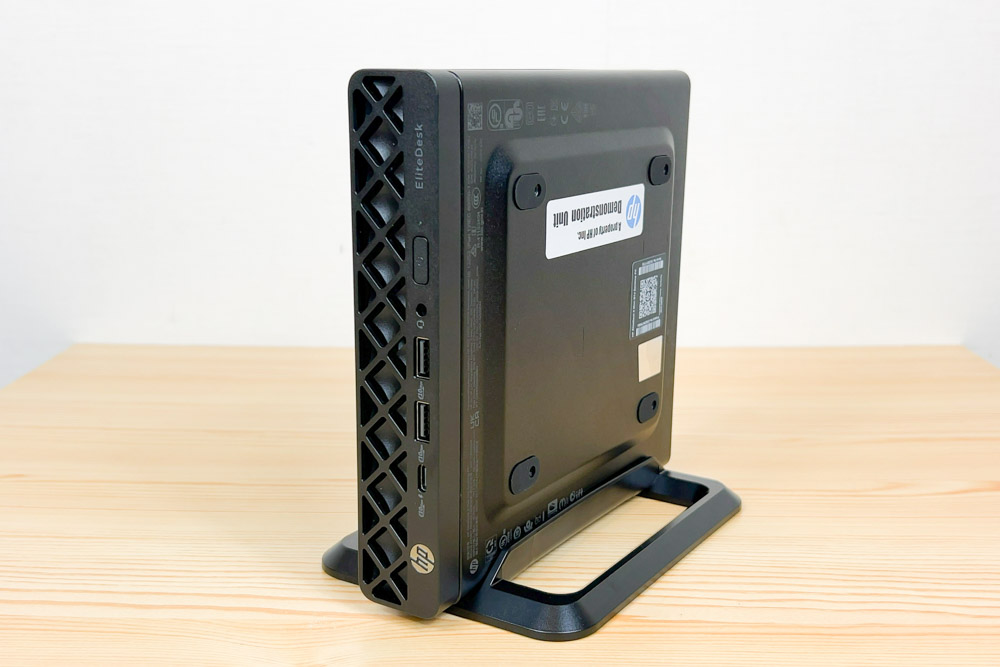 HP EliteDesk 8 Mini G1i Desktop PC スタンドにおいて縦置きの状態